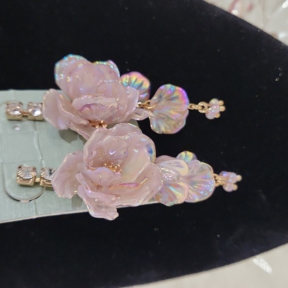 🔹️Atterri 🔹️Purple  Floral Irridescent Cascading  Drop Flower Earrings - Picture 4 of 7